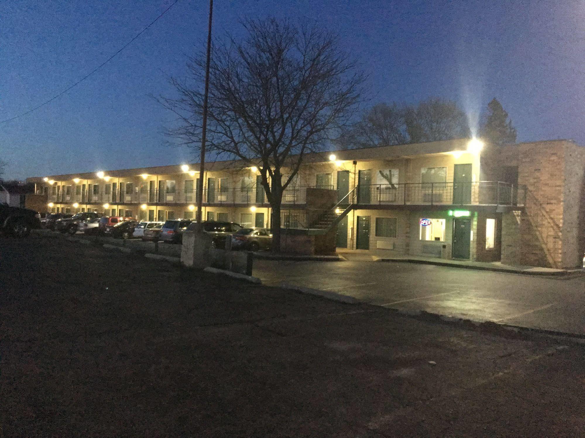 Thunderbird Motor Inn 배러부 외부 사진